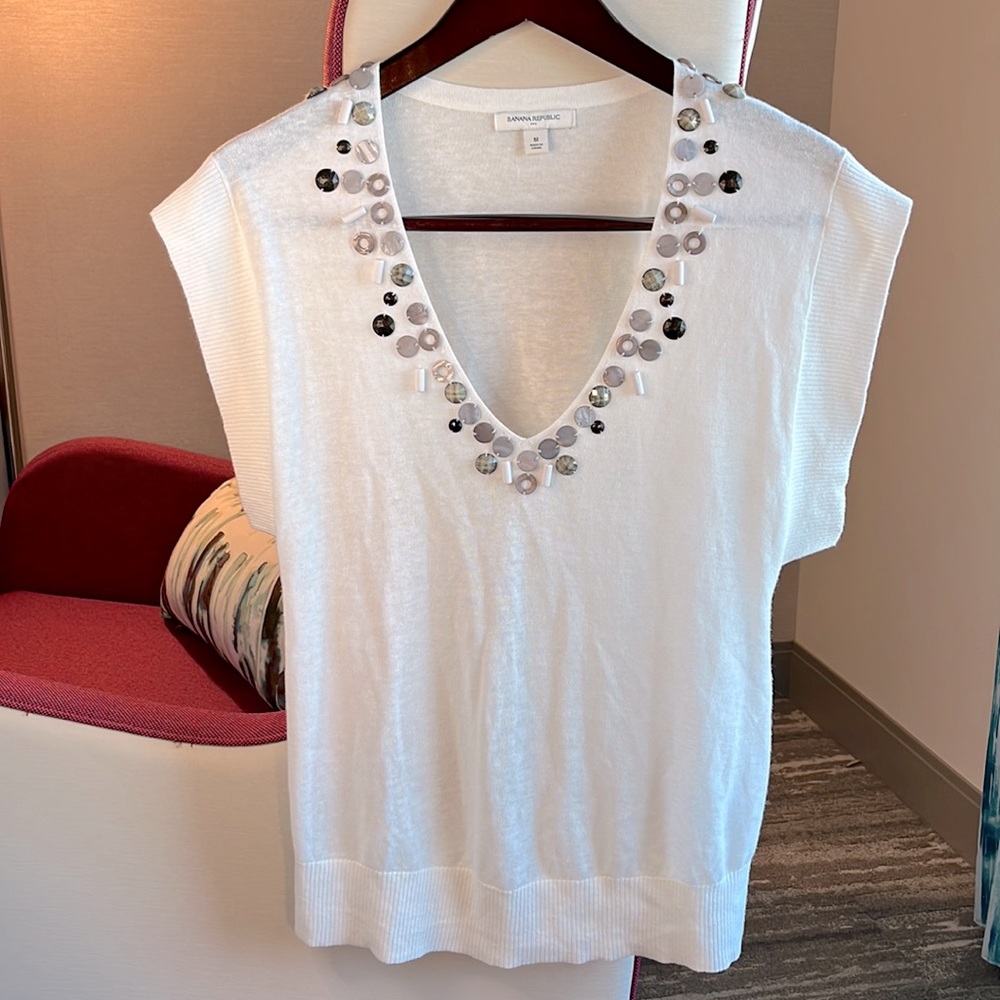 BANANA REPUBLIC V-Neck Linen blend Sweater. Size Medium.